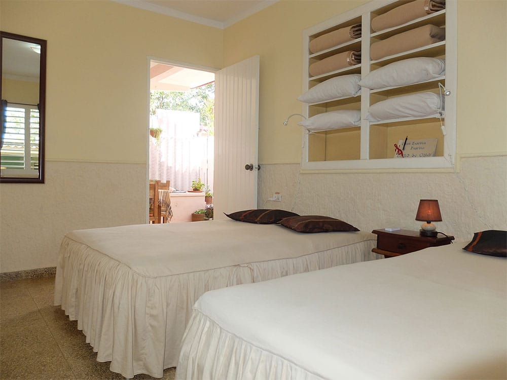 Habitacion elegante con dos camas doble y con aire acondicionado silencioso Inverter